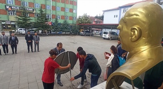 Tokat Yeşilyurt'ta İlköğretim Haftası programında yeni öğrencilere çiçek verildi.