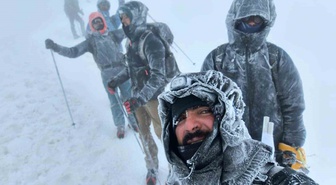 Yabancı dağcılar Ağrı Dağı'nda fırtınaya ve tipiye rağmen 5137 metre zirveye ulaştı