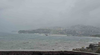 Zonguldak Limanı'nda deniz sarıya döndü, fırtına uyarısı 14.00'e dek sürecek