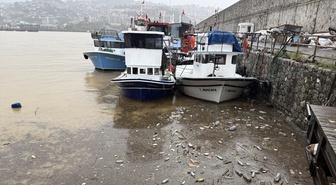 Zonguldak'ta sağanak limanda deniz suyunu sarı ve kahverengi tonlara büründürdü