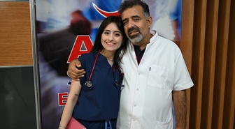 25 yıl önce doğduğu hastanede doktor Almina Kaya, babasıyla ilk nöbete çıkacak