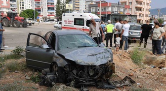 Adana Kozan'da iki otomobil çarpıştı, savrulan araç inşaata girdi, 4 kişi yaralandı