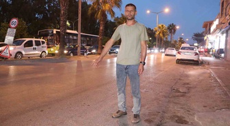 Adana Yüreğir'de halk otobüsünün açık arka kapısı bisikletliye çarptı, sürücü durmadı
