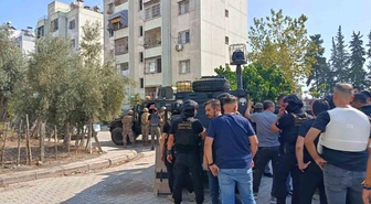 Adana Yüreğir'de hapis cezası olan şahıs polise patlayıcı gösterip direniyor