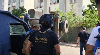 Adana Yüreğir'de polis baskınında şüpheli, el bombası iddiasıyla eve kapandı