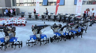 Adıyaman'da üreticilere 229 çapa makinesi ve 142 budama makası dağıtıldı