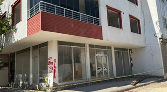 Adıyaman'da yıkılmayan hasarlı bina, 5.4'lük depremle yine korkuttu