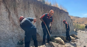 Adıyaman Kahta'da toprak kayması 6 küçükbaş hayvanı telef etti, AFAD 3'ünü kurtardı