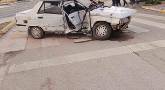 Afyonkarahisar Bayat'ta kamyonetle otomobil çarpıştı, 3 kişi yaralandı