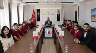 Ağrı Valisi Bozkurt, Cumhuriyet Anadolu Lisesi öğrencilerini Valilikte ağırladı