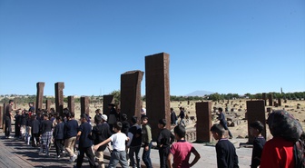 Ahlat'ta Kaymakam ve Belediye Başkanı, çocuklarla TRT Sinema Tırı'nda film izledi