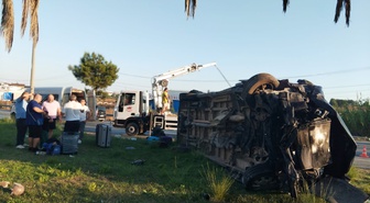 Antalya Manavgat'ta tur midibüsü devrildi, zincirleme kazada 17 kişi yaralandı