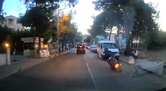 Avcılar'da motosikletinden düşen sürücü, otomobilin altında kalmaktan kurtuldu