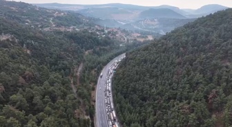 Bariyerlere çarpan TIR Mersin'de alev aldı, Adana yönünde kilometrelerce kuyruk oluştu