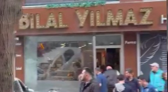 Bayrampaşa'da kazada otomobil 4 kişiye ve berber dükkanına çarptı, 2'si ağır 5 yaralı