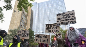 Berlin'de yüzlerce kişi Peter Thiel'in 2026 Axel Springer Ödülü'nü protesto etti