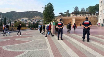 Bilecik'te jandarma, okul çevresi denetimlerinde 397 kişiyi kontrol etti