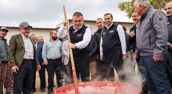 Bilecik Valisi Sözer, Osmaneli Oğulpaşa'da domates hasadına katılıp salça yaptı