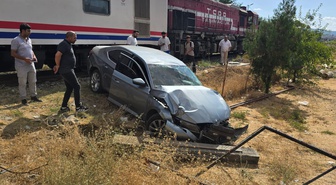 Bingöl Genç'te Tatvan-Elazığ treni otomobile çarptı, otomobildeki 1 kişi yaralandı