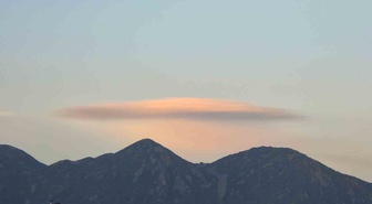 Bitlis'te UFO'yu andıran mercek bulutu gökyüzünde görsel şölen oluşturdu
