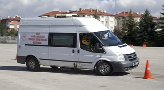 Bolu'da kapalı parkurda 16 ambulans sürücüsü güvenli sürüş eğitimi aldı