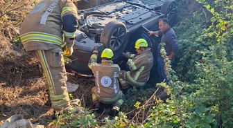Bursa İnegöl'de dereye devrilen otomobildeki 4 kişi yaralanıp hastaneye kaldırıldı
