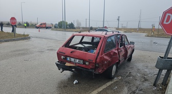 Çorum-Samsun kara yolunda iki otomobil çarpıştı, 4 kişi yaralandı