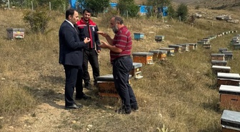 Demirözü Kaymakamı Ahat, Akyaka köyünde vatandaş ve arıcılarla buluştu