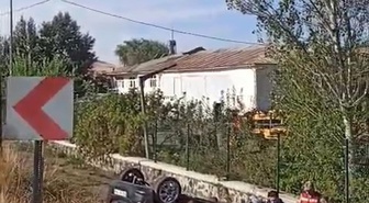 Elazığ-Bingöl karayolu Başyurt mevkiinde şarampole devrilen araçta 2 kişi yaralandı