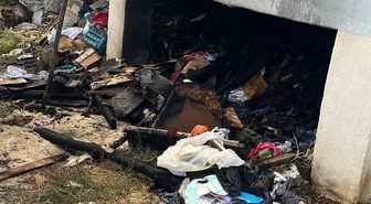 Elazığ Kovancılar Karınca'da balkon altındaki odunlar tutuştu, yangın söndürüldü