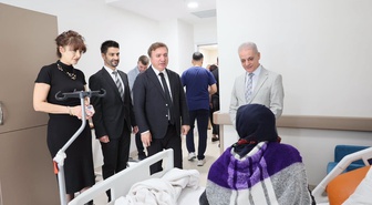 Erzincan Valisi Aydoğdu, Mengücek Gazi Hastanesi'nde hastaları ziyaret etti