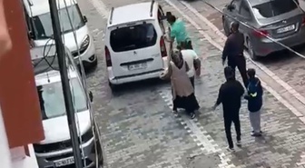 Esenyurt'ta eski koca araca çarptı, kadının ailesi saldırdı; anlar kameraya yansıdı