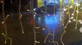 Eskişehir'de SUV çöp konteynerine ve elektrik panosuna çarptı, kaza anı kaydedildi