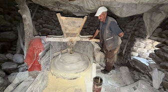 Hakkari Yüksekova'da yaklaşık 1,5 asırlık değirmeni Hüseyin Kartal 47 yıldır işletiyor.