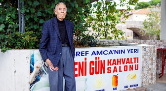 İzmir Bergama'da 96 yaşındaki Eşref Taşkın, 80 yıllık dükkanı kapatmaya hazırlanıyor.