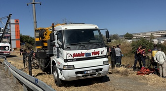 İzmir Kemalpaşa'da otomobil Nif Çayı'na devrildi, 1 kişi öldü, 2 kişi yaralandı
