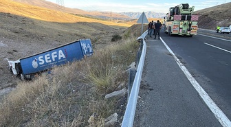 Kars Sarıkamış'ta tır şarampole devrildi, yabancı uyruklu sürücü ağır yaralandı.