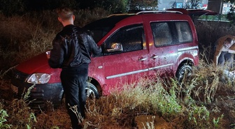 Konya Beyşehir'de kaygan yolda hafif ticari araç şarampole devrildi, 2 kişi yaralandı