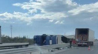 Konya'da refüje çarpan tır devrildi, sürücü hafif şekilde yaralandı
