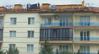Konya Karapınar'da işçiler 4 katlı çatıda güvenlik önlemi almadan güneş paneli attı