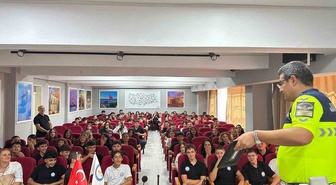Kuşadası'nda trafik jandarması 80 öğrenciye güvenli motosiklet sürüşü semineri verdi