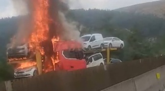 Mersin'de TAG otoyolunda otomobil taşıyan tır alev aldı, otomobillere sıçradı