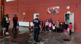 Merzifon'da itfaiye ekipleri anaokulu öğrencilerine 112'yi ve yangını anlattı