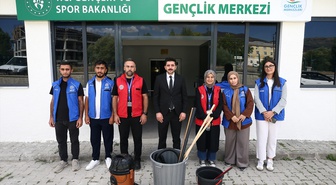 Muş Varto'da gönüllü gençler, 15 yaşlının evini temizleyip dayanışma köprüsü kurdu