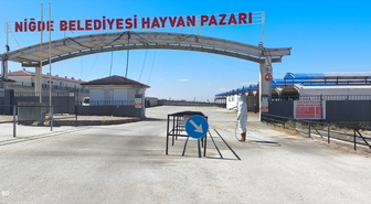 Niğde Belediyesi, çevre illerdeki şap ihbarları üzerine hayvan pazarını dezenfekte etti