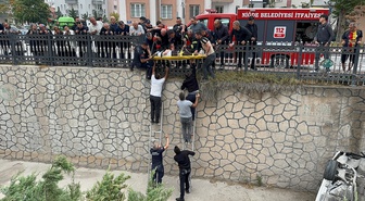 Niğde'de otomobil kanala düştü, yaralanan sürücü hastaneye kaldırıldı