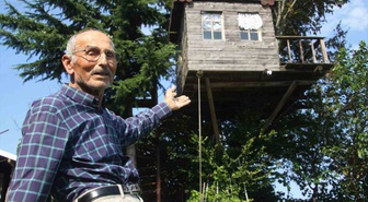 Ordu'da 85 yaşındaki Adnan Çandır, 90 yıllık meşe ağacına 16 metrekarelik ev yaptırdı