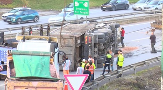 Pendik'te hurda yüklü kamyon virajda devrildi, TEM'de trafik tek şeritten sağlandı