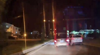 Polis, Elazığ'da tehlikeli şerit değiştiren sürücüye 10 bin lira ceza kesti.