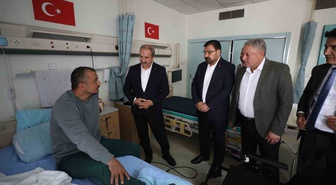 Sağlık-Sen, Ankara'da tedavi gören gazileri ziyaret edip Türk bayrağı hediye etti